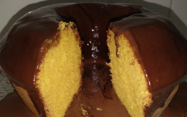 Bolo fofinho de cenoura com chocolate