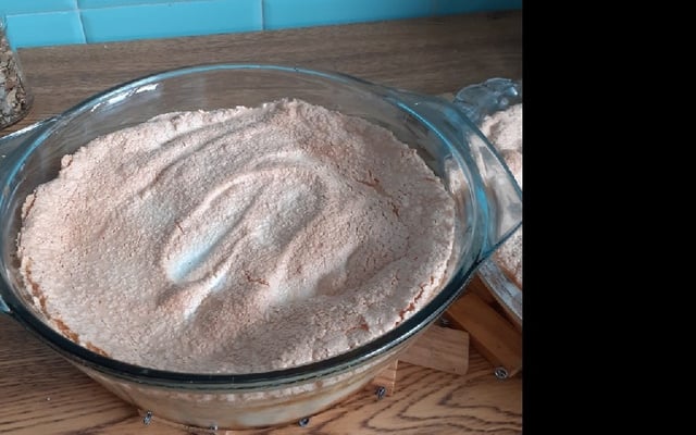 Chico balanceado com banana