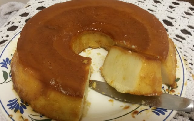 Pudim de pão com leite condensado e coco