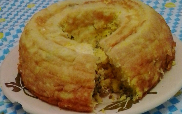 Bolo salgado de milho recheado