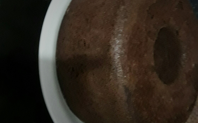 Bolo de chocolate de microondas com calda de falso brigadeiro