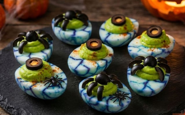 Ovos cozidos recheados temáticos de Halloween