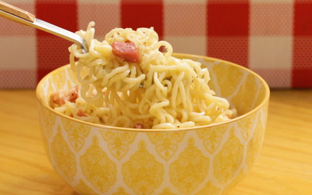 MACARRÃO INSTANTÂNEO À CARBONARA