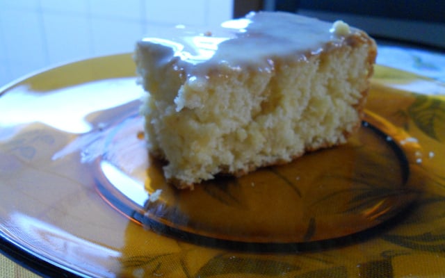 Bolo de laranja com cobertura de laranja.