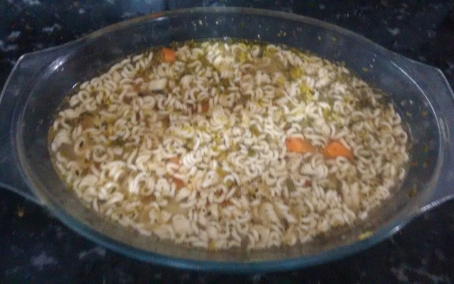 Miojo à grega no micro-ondas