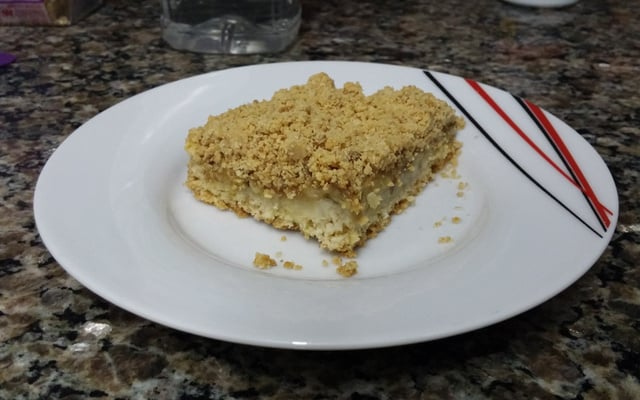 Torta de banana com farofa de paçoca