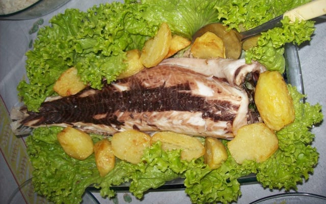 Peixe assado no sal grosso