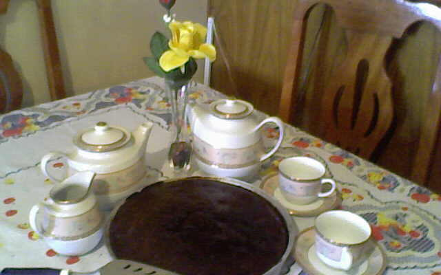Bolo de cenoura com calda de chocolate