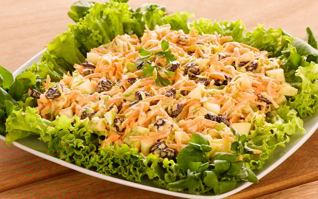 Salada de vegetais com uvas-passas