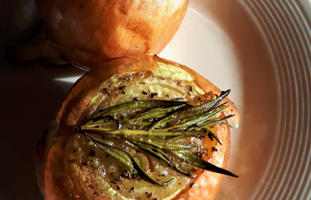 Cebolas assadas com recheio de homus de grão-de-bico