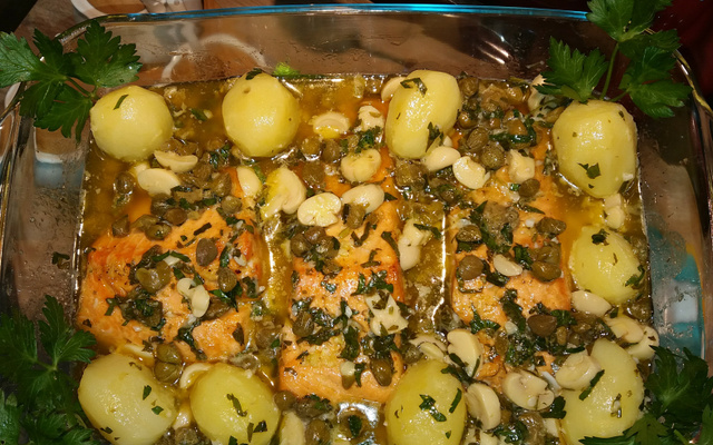 Salmão com molho de manteiga e alcaparras