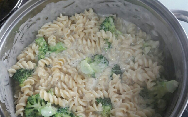 Espaguete ao molho branco com brócolis