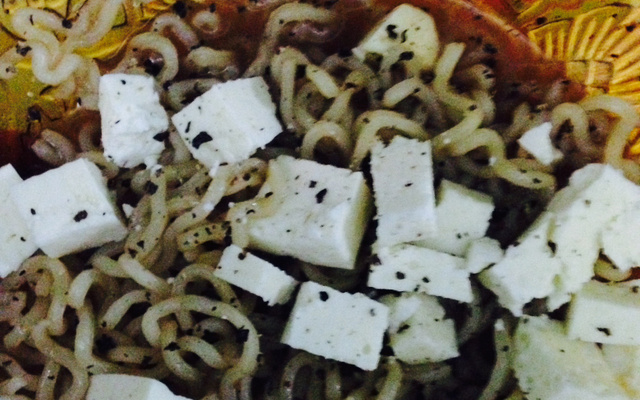 Miojo com queijo coalho e pimenta-do-reino