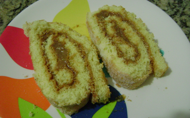 Rocambole de coco e brigadeiro branco