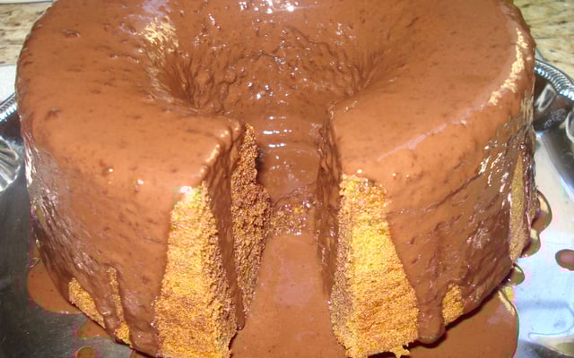 Bolo de café com cobertura de chocolate