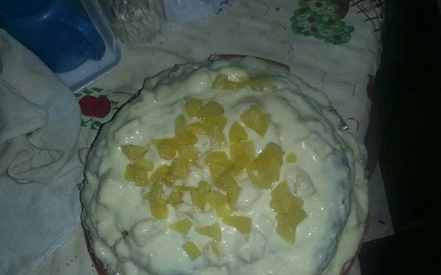 Bolo de abacaxi com cobertura de chocolate branco