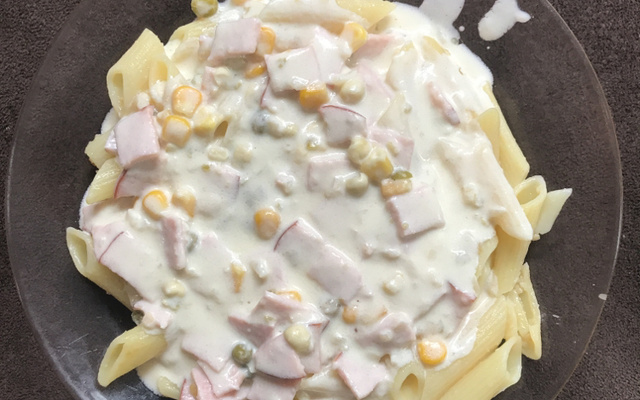 Penne ao molho branco com peito de peru defumado