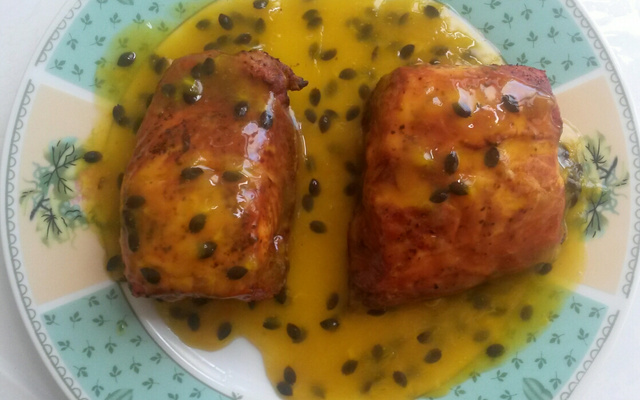 Salmão ao molho de maracujá