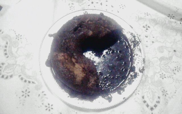 Bolo caseiro de chocolate com calda.