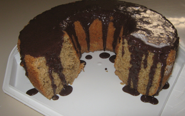 Bolo de café com cobertura de chocolate