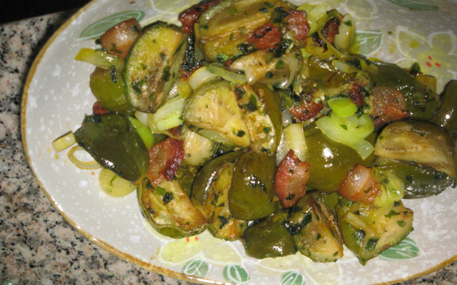 Jiló com alho-poró