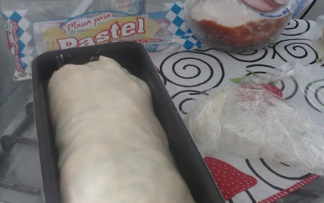 Rocambole de massa de pastel