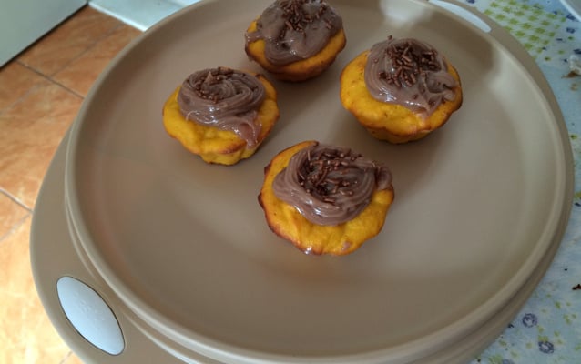 Bolinho cupcake de cenoura com brigadeiro