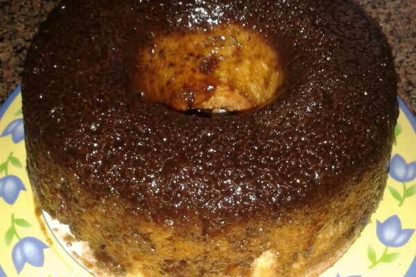 Bolo de laranja delicioso com calda de chocolate