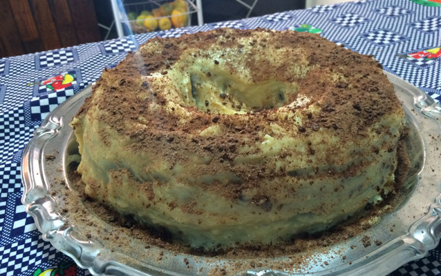 Bolo de Oreo com cobertura de leite em pó