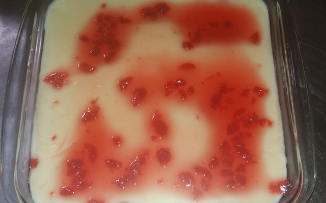 Manjar com calda de cereja