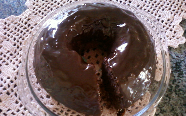 Bolo de chocolate com cobertura de brigadeiro