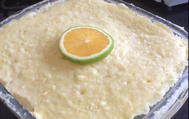 Bolo de laranja molhadinho de micro-ondas