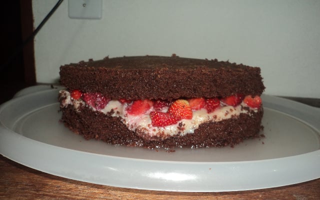 Bolo de chocolate com recheio de morango