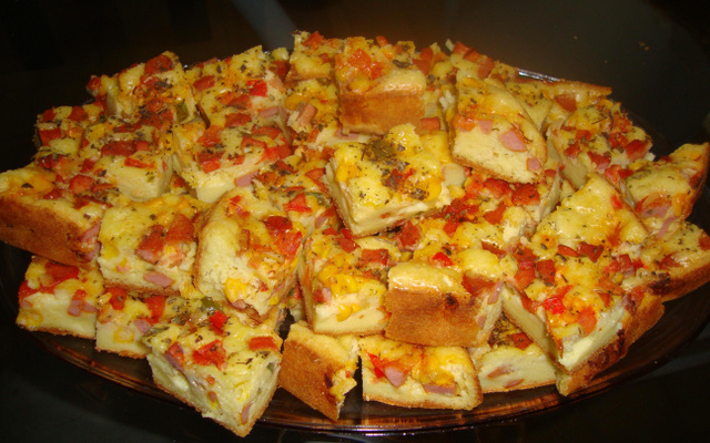 Bolo salgado de salsicha e milho verde