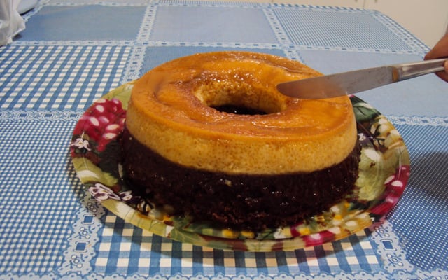 Bolo de chocolate com pudim de leite
