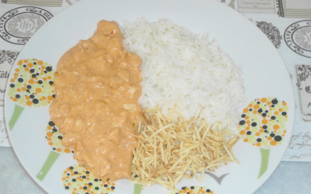 Estrogonofe de frango simples e delicioso