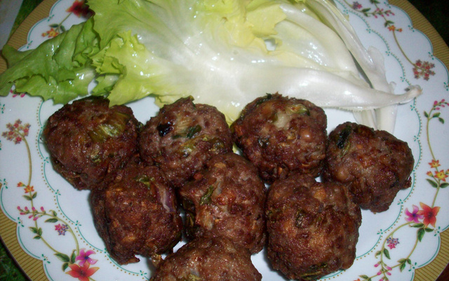 Bolinho de carne moída e escarola
