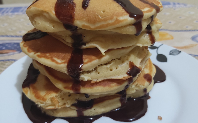 Panqueca americana com calda de chocolate