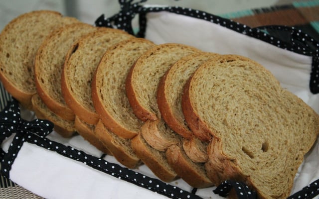 Pão integral caseiro com cenoura e mel