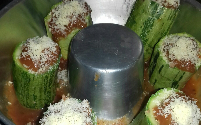 Abobrinha recheada com carne moída