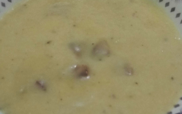 Sopa de batata simples com calabresa