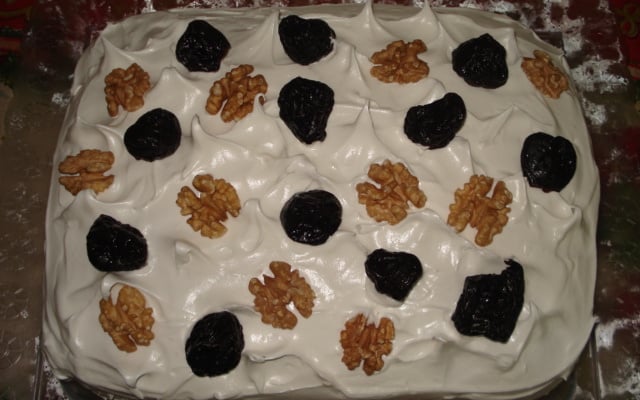 Bolo de nozes com recheio de doce de leite e ameixa