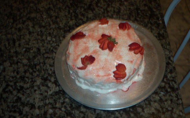 Bolo de morango e marshmallow