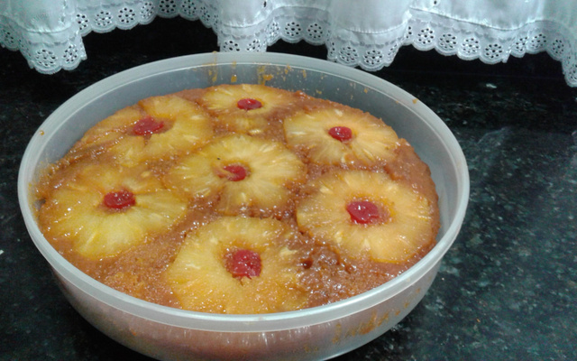 Bolo de abacaxi em calda