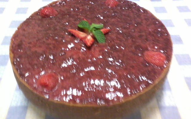 Cheesecake com molho de morangos