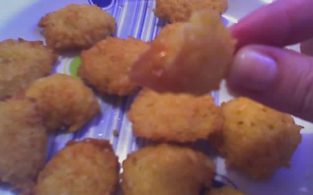 Bolinho de arroz com queijo ralado