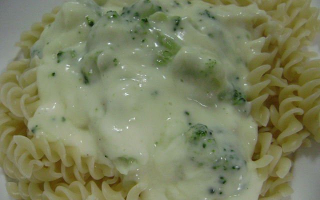 Penne ao molho de queijo e brócolis