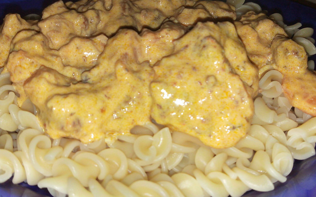 Carne com creme de leite e mostarda