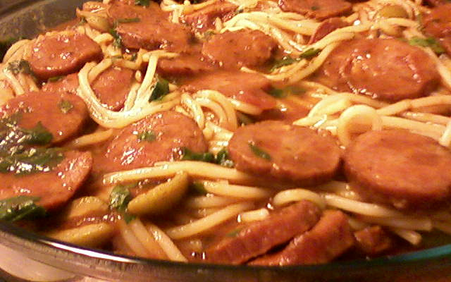 Espaguete com molho de calabresa