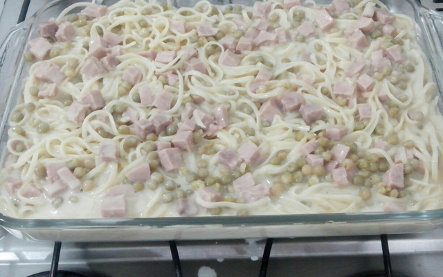 Macarrão ao molho branco com presunto